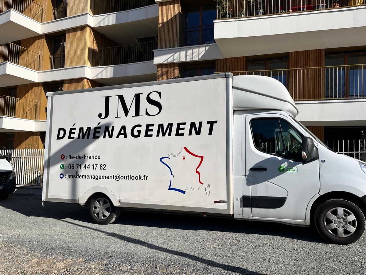 Vue d'ensemble du camion JMS en stationnement