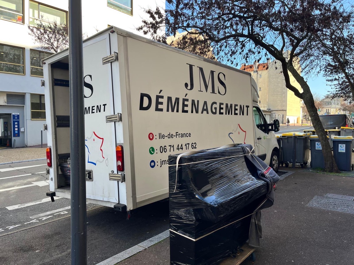 Piano protege sur palette devant le camion JMS ouvert