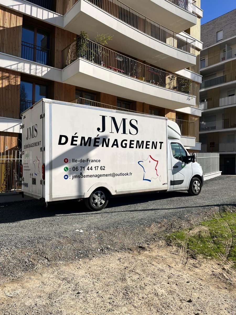 Camion JMS devant une residence en Île-de-France