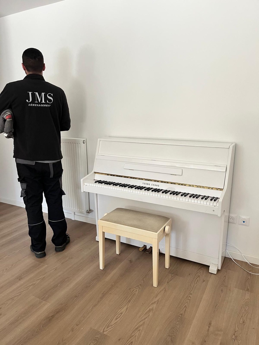 Déménageur JMS en uniforme après livraison d'un piano
