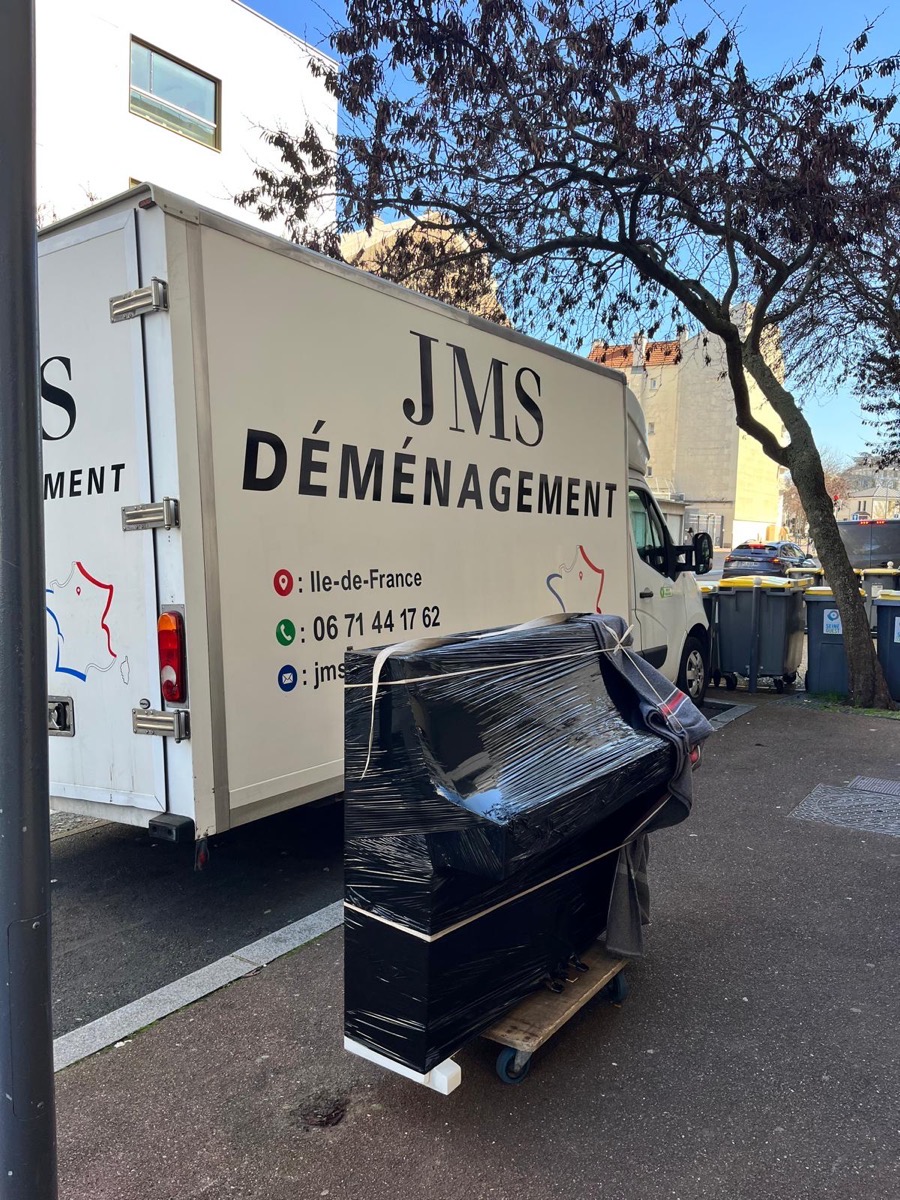 Piano emballe et protege pres du camion JMS