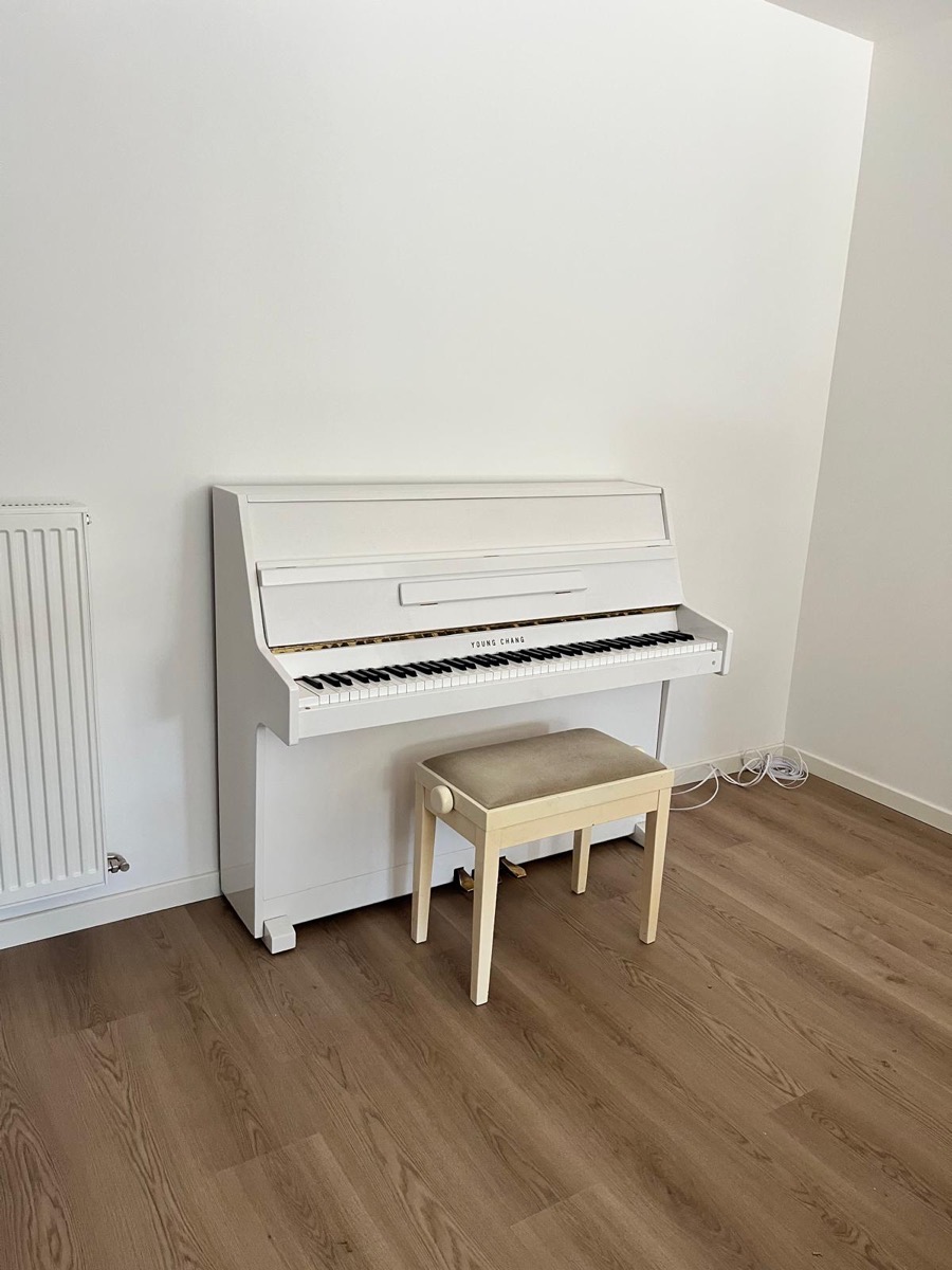 Piano blanc Young Chang livre par JMS Déménagement
